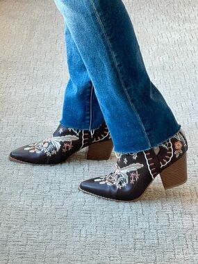 NEWBELLA Floral Embroidered Western Ankle Boots Brown Size 9 NIB